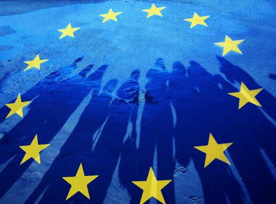 Silhouetten van personen op de Europese vlag